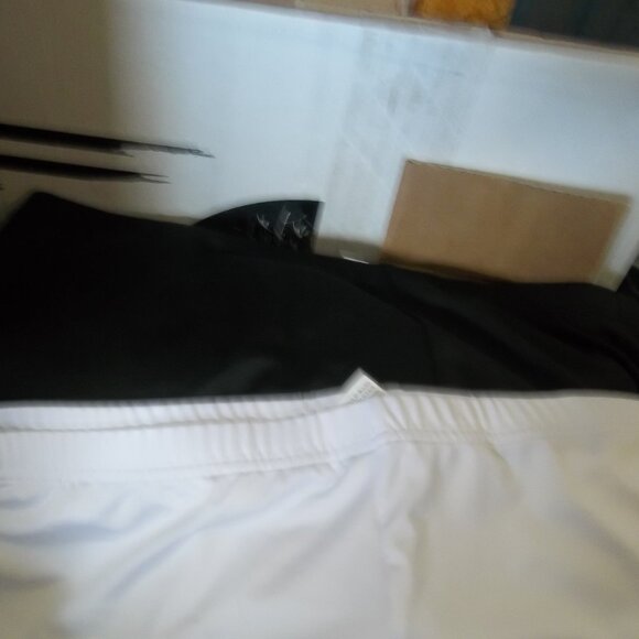 2 Pairs of leggings, 1 black and 1 white. Size 3XL, NEW - Picture 1 of 1